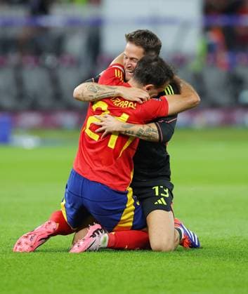 Spanien - England UEFA EURO, EM, Europameisterschaft,Fussball 2024 Finale Berlin, 14.07.2024, Olympiastadion, UEFA EURO 2024 Germany, Finale, Spanien ESP - England ENG 2:1 (1:0) , Im Bild: Spanien ist Europameister der UEFA Euro 2024. Jubel Spanien. Mikel Oyarzabal (21, ESP), Torwart Alex Remiro (13, ESP). ,