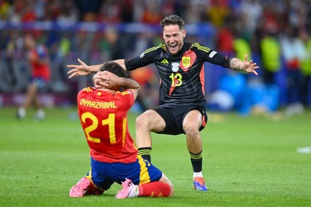 Fussball, Herren, Saison 2023 24, UEFA EURO, EM, Europameisterschaft,Fussball EM 2024, Finale in Berlin, Spanien - England, v.l. Mikel Oyarzabal (Spanien) und Torwart Alex Remiro (Spanien) jubeln nach dem Gewinn der UEFA Europameisterschaft 2024 , 14.07. 2024, Copyright: xSebastianxRäppold MatthiasxKochx