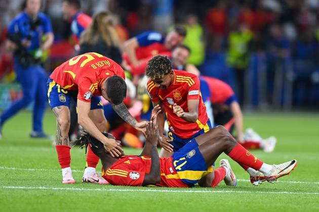 Fussball, Herren, Saison 2023 24, UEFA EURO, EM, Europameisterschaft,Fussball EM 2024, Finale in Berlin, Spanien - England, v.l. Alex Baena (Spanien), Nico Williams (Spanien) und Lamine Yamal (Spanien) jubeln nach dem Gewinn der UEFA Europameisterschaft 2024 , 14.07. 2024, Copyright: xSebastianxRäppold MatthiasxKochx