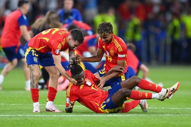 Fussball, Herren, Saison 2023 24, UEFA EURO, EM, Europameisterschaft,Fussball EM 2024, Finale in Berlin, Spanien - England, v.l. Alex Baena (Spanien), Nico Williams (Spanien) und Lamine Yamal (Spanien) jubeln nach dem Gewinn der UEFA Europameisterschaft 2024 , 14.07. 2024, Copyright: xSebastianxRäppold MatthiasxKochx