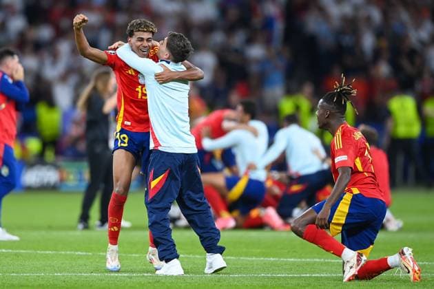 Fussball, Herren, Saison 2023 24, UEFA EURO, EM, Europameisterschaft,Fussball EM 2024, Finale in Berlin, Spanien - England, v.l. Lamine Yamal (Spanien), Gavi und Nico Williams (Spanien) jubeln nach dem Gewinn der UEFA Europameisterschaft 2024 , 14.07. 2024, Copyright: xSebastianxRäppold MatthiasxKochx