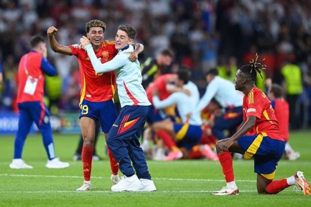 Fussball, Herren, Saison 2023 24, UEFA EURO, EM, Europameisterschaft,Fussball EM 2024, Finale in Berlin, Spanien - England, v.l. Lamine Yamal (Spanien), Gavi und Nico Williams (Spanien) jubeln nach dem Gewinn der UEFA Europameisterschaft 2024 , 14.07. 2024, Copyright: xSebastianxRäppold MatthiasxKochx