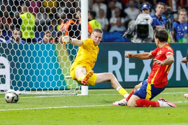 GER, Berlin, Fussball, Spanien vs England, Finale, Olympiastadion Berlin, UEFA EURO, EM, Europameisterschaft,Fussball 2024, v.l. Jordan Pickford (England), Mikel Oyarzabal (Spanien), - Mikel Oyarzabal (Spanien) - schiesst das Tor zum 2:1, 14.07.2024, Copyright: HMBxMedia HeikoxBecker