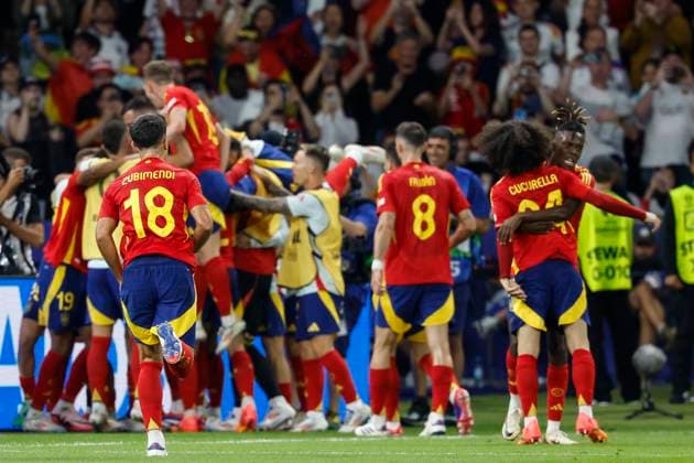 GER, Berlin, Fussball, Spanien vs England, Finale, Olympiastadion Berlin, UEFA EURO, EM, Europameisterschaft,Fussball 2024, Teamjubel - Tor, Treffer, Jubel, Torjubel, Freude, Begeisterung, feiert - Mikel Oyarzabal (Spanien) - schiesst das Tor zum 2:1, 14.07.2024, Copyright: HMBxMedia HeikoxBecker