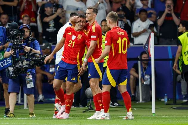 GER, Berlin, Fussball, Spanien vs England, Finale, Olympiastadion Berlin, UEFA EURO, EM, Europameisterschaft,Fussball 2024, Teamjubel - Tor, Treffer, Jubel, Torjubel, Freude, Begeisterung, feiert - Mikel Oyarzabal (Spanien) - schiesst das Tor zum 2:1, 14.07.2024, Copyright: HMBxMedia HeikoxBecker