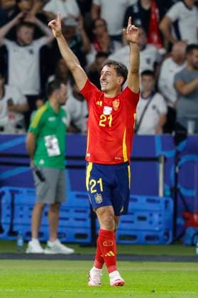 GER, Berlin, Fussball, Spanien vs England, Finale, Olympiastadion Berlin, UEFA EURO, EM, Europameisterschaft,Fussball 2024, Teamjubel - Tor, Treffer, Jubel, Torjubel, Freude, Begeisterung, feiert, Mikel Oyarzabal (Spanien) - schiesst das Tor zum 2:1, 14.07.2024, Copyright: HMBxMedia HeikoxBecker