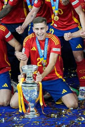 Spain players celebrate winning the 2024 UEFA European Football Championship with the trophy Spain v England, UEFA European Championship, EM, Europameisterschaft 2024, Final, Football, Olympiastadion, Berlin, Germany, 14 Jul 2024 EDITORIAL USE ONLY No use with unauthorised audio, video, data, fixture lists, club league logos or live services. Online in-match use limited to 120 images, no video emulation. No use in betting, games or single club league player publications. Copyright: xDavexShopland Shutterstockx 14583342fi
