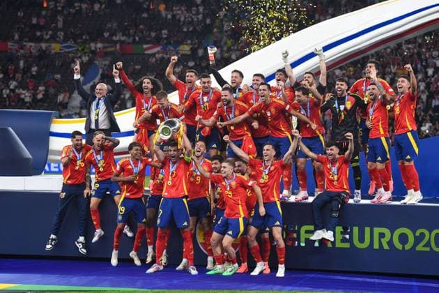 Fussball, Herren, Saison 2023 24, UEFA EURO, EM, Europameisterschaft,Fussball EM 2024, Finale in Berlin, Spanien - England, Spieler von Spanien jubeln nach dem Gewinn der UEFA Europameisterschaft 2024 mit dem Pokal , 14.07. 2024, Copyright: xSebastianxRäppold MatthiasxKochx