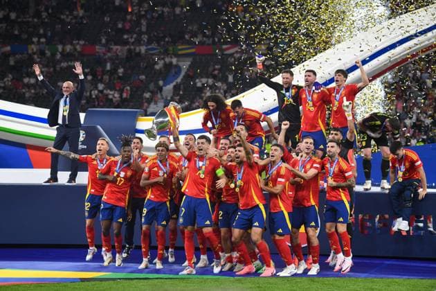Fussball, Herren, Saison 2023 24, UEFA EURO, EM, Europameisterschaft,Fussball EM 2024, Finale in Berlin, Spanien - England, Spieler von Spanien jubeln nach dem Gewinn der UEFA Europameisterschaft 2024 mit dem Pokal , 14.07. 2024, Copyright: xSebastianxRäppold MatthiasxKochx