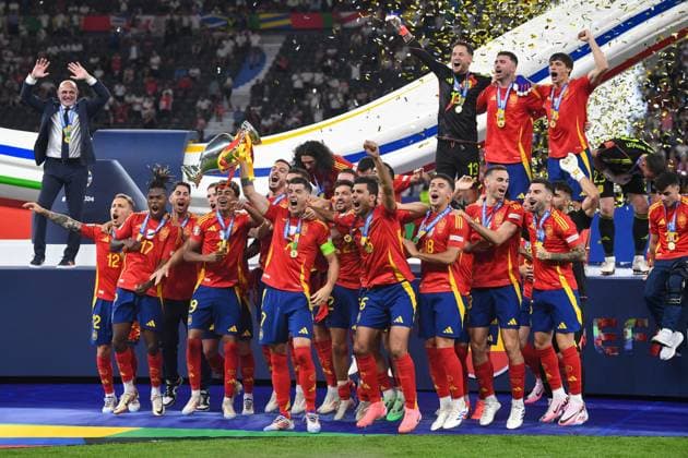 Fussball, Herren, Saison 2023 24, UEFA EURO, EM, Europameisterschaft,Fussball EM 2024, Finale in Berlin, Spanien - England, Spieler von Spanien jubeln nach dem Gewinn der UEFA Europameisterschaft 2024 mit dem Pokal , 14.07. 2024, Copyright: xSebastianxRäppold MatthiasxKochx