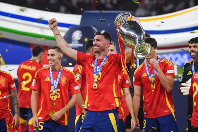 Fussball, Herren, Saison 2023 24, UEFA EURO, EM, Europameisterschaft,Fussball EM 2024, Finale in Berlin, Spanien - England, Aymeric Laporte (Spanien) jubeln nach dem Gewinn der UEFA Europameisterschaft 2024 mit dem Pokal , 14.07. 2024, Copyright: xSebastianxRäppold MatthiasxKochx