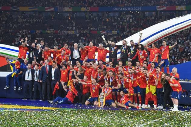 Fussball, Herren, Saison 2023 24, UEFA EURO, EM, Europameisterschaft,Fussball EM 2024, Finale in Berlin, Spanien - England, Spieler von Spanien jubeln nach dem Gewinn der UEFA Europameisterschaft 2024 mit dem Pokal , 14.07. 2024, Copyright: xSebastianxRäppold MatthiasxKochx
