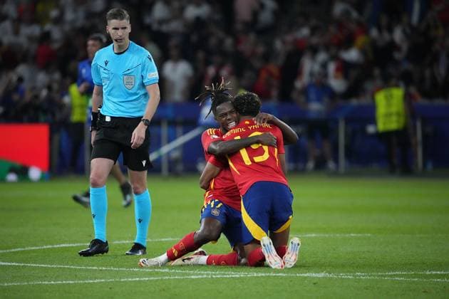 GER, EM UEFA 2024, Final, Spain vs England 14.07.2024, Olympiastadion, Berlin, GER, EM UEFA 2024, Final, Spain vs England, im Bild Die Spanische Mannschaft freut sich über den Gewinn der Europameisterschaft 2024.