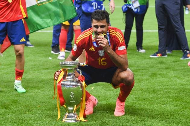 Fussball, Herren, Saison 2023 24, UEFA EURO, EM, Europameisterschaft,Fussball EM 2024, Finale in Berlin, Spanien - England, Rodri (Spanien) mit dem Pokal der UEFA Europameisterschaft , 14.07. 2024, Copyright: xSebastianxRäppold MatthiasxKochx