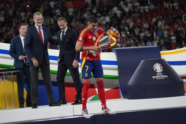 GER, EM UEFA 2024, Final, Spain vs England 14.07.2024, Olympiastadion, Berlin, GER, EM UEFA 2024, Final, Spain vs England, im Bild Ãlvaro Morata (Spain) erhält aus den Händen vom Spanischen König Felipe VI. und UEFA Präsident Aleksander Äaeferin den Europameister Pokal.