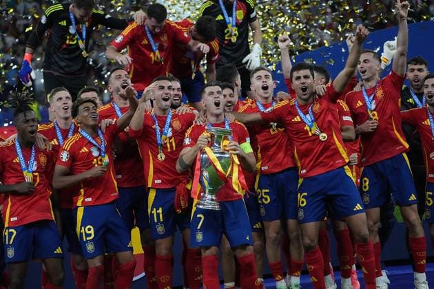 GER, EM UEFA 2024, Final, Spain vs England 14.07.2024, Olympiastadion, Berlin, GER, EM UEFA 2024, Final, Spain vs England, im Bild Ãlvaro Morata (Spain) mit dem Europameister Pokal, die Spanische Mannschaft feiert den Titel.