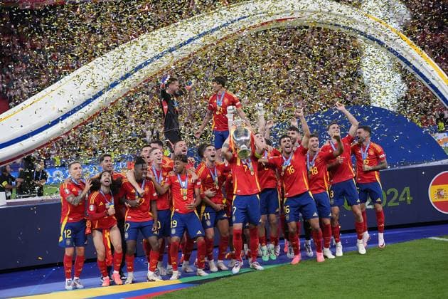 GER, EM UEFA 2024, Final, Spain vs England 14.07.2024, Olympiastadion, Berlin, GER, EM UEFA 2024, Final, Spain vs England, im Bild Ãlvaro Morata (Spain) mit dem Europameister Pokal, die Spanische Mannschaft feiert den Titel.
