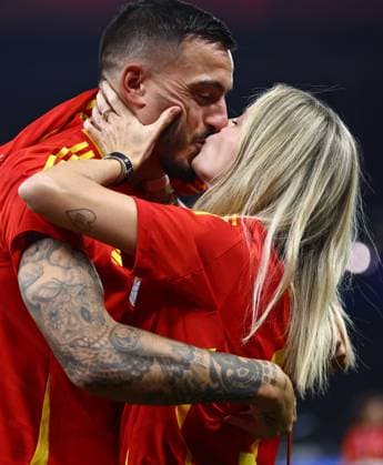 Joselu of Spain celebrates winning the 2024 UEFA European Football Championship with his wife Melanie Canizares Spain v England, UEFA European Championship, EM, Europameisterschaft 2024, Final, Football, Olympiastadion, Berlin, Germany, 14 Jul 2024 EDITORIAL USE ONLY No use with unauthorised audio, video, data, fixture lists, club league logos or live services. Online in-match use limited to 120 images, no video emulation. No use in betting, games or single club league player publications. Copyright: xMichaelxZemanek Shutterstockx 14583343fj