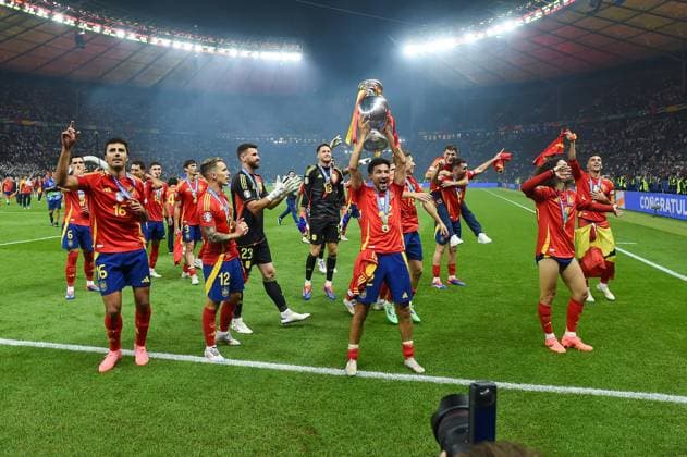 Fussball, Herren, Saison 2023 24, UEFA EURO, EM, Europameisterschaft,Fussball EM 2024, Finale in Berlin, Spanien - England, Spieler von Spanien jubeln nach dem Gewinn der UEFA Europameisterschaft , 14.07. 2024, Copyright: xSebastianxRäppold MatthiasxKochx
