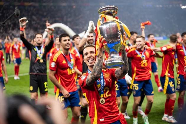 GER, Euro 2024, Finale, Spanien (ESP) vs England (GBR) 14.07.2024, Olympiastadion Berlin, Berlin, GER, Euro 2024, Finale, Spanien (ESP) vs England (GBR) Im Bild: Alejandro Grimaldo (Spanien Spain ESP, 12) mit EM-Pokal in der Hand, jubelt feiert, ist glücklich, Emotionen, hält den Pokal hoch