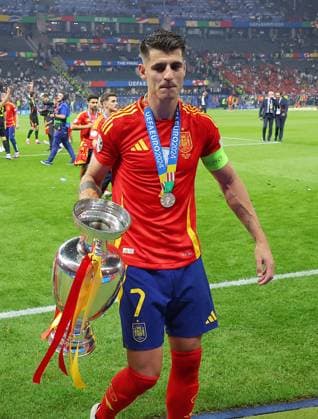 Spanien - England UEFA EURO, EM, Europameisterschaft,Fussball 2024 Finale Berlin, 14.07.2024, Olympiastadion, UEFA EURO 2024 Germany, Finale, Spanien ESP - England ENG 2:1 (1:0) , Im Bild: Spanien ist Europameister der UEFA Euro 2024. Jubel Spanien. Alvaro Morata (7, ESP) mit dem Siegerpokal. ,