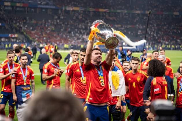 GER, Euro 2024, Finale, Spanien (ESP) vs England (GBR) 14.07.2024, Olympiastadion Berlin, Berlin, GER, Euro 2024, Finale, Spanien (ESP) vs England (GBR) Im Bild: Remiro Alex (Spanien Spain ESP, 13) mit EM-Pokal in der Hand, jubelt feiert, ist glücklich, Emotionen, hält den Pokal hoch