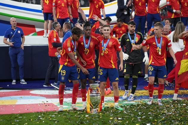 GER, EM UEFA 2024, Final, Spain vs England 14.07.2024, Olympiastadion, Berlin, GER, EM UEFA 2024, Final, Spain vs England, im Bild Lamine Yamal (Spain), Nico Williams (Spain) und Fermin Lopez (Spain) mit dem Europameister Pokal