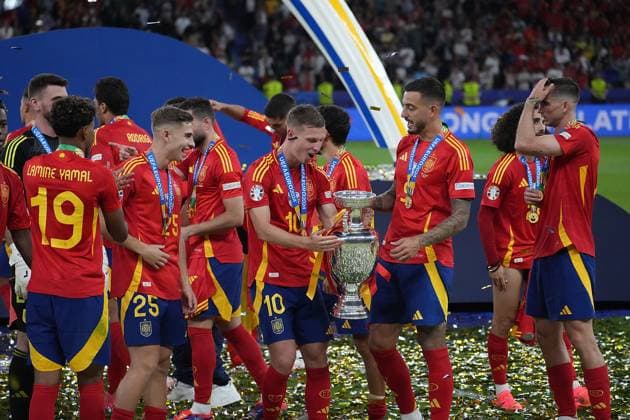 GER, EM UEFA 2024, Final, Spain vs England 14.07.2024, Olympiastadion, Berlin, GER, EM UEFA 2024, Final, Spain vs England, im Bild Ãlvaro Morata (Spain) mit dem Europameister Pokal, die Spanische Mannschaft feiert den Titel.