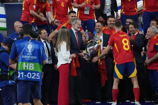 GER, EM UEFA 2024, Final, Spain vs England 14.07.2024, Olympiastadion, Berlin, GER, EM UEFA 2024, Final, Spain vs England, im Bild Der Spanische König Felipe VI. mit dem Europameister Pokal, die Spanische Mannschaft feiert den Titel.