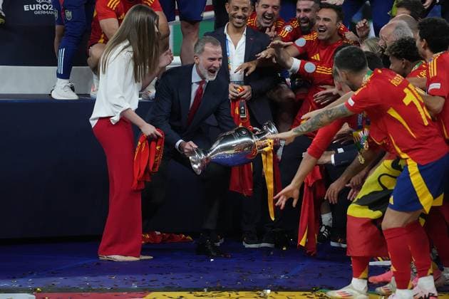 GER, EM UEFA 2024, Final, Spain vs England 14.07.2024, Olympiastadion, Berlin, GER, EM UEFA 2024, Final, Spain vs England, im Bild Der Spanische König Felipe VI. mit dem Europameister Pokal, die Spanische Mannschaft feiert den Titel.