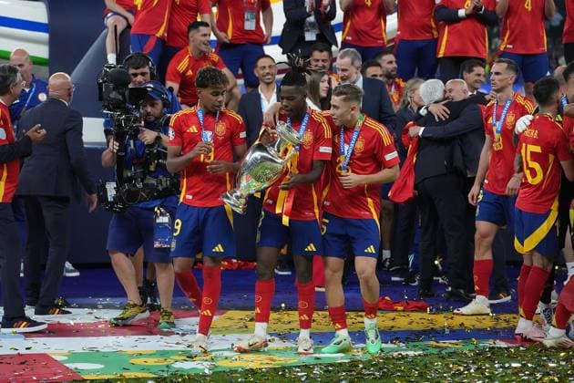 GER, EM UEFA 2024, Final, Spain vs England 14.07.2024, Olympiastadion, Berlin, GER, EM UEFA 2024, Final, Spain vs England, im Bild Lamine Yamal (Spain), Nico Williams (Spain) und Fermin Lopez (Spain) mit dem Europameister Pokal