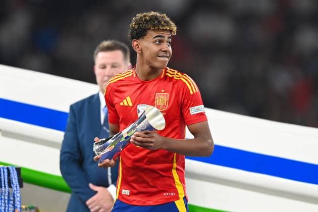 Fussball, Herren, Saison 2023 24, UEFA EURO, EM, Europameisterschaft,Fussball EM 2024, Finale in Berlin, Spanien - England, Lamine Yamal (Spanien) mit dem Pokal für den besten Youngstar der UEFA Europameisterschaft 2024 , 14.07. 2024, Copyright: xSebastianxRäppold MatthiasxKochx