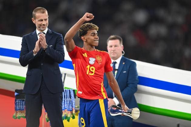 Fussball, Herren, Saison 2023 24, UEFA EURO, EM, Europameisterschaft,Fussball EM 2024, Finale in Berlin, Spanien - England, Lamine Yamal (Spanien) mit dem Pokal für den besten Youngstar der UEFA Europameisterschaft 2024 , 14.07. 2024, Copyright: xSebastianxRäppold MatthiasxKochx