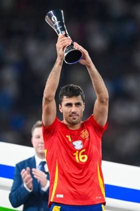 Fussball, Herren, Saison 2023 24, UEFA EURO, EM, Europameisterschaft,Fussball EM 2024, Finale in Berlin, Spanien - England, Rodri (Spanien) mit dem Pokal für den besten Spieler der UEFA Europameisterschaft 2024 , 14.07. 2024, Copyright: xSebastianxRäppold MatthiasxKochx