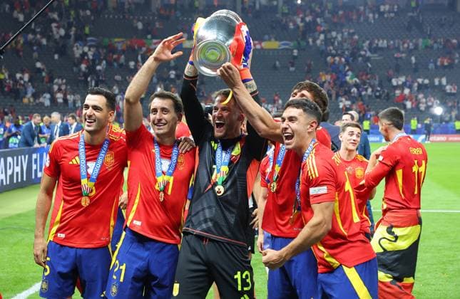 Spanien - England UEFA EURO, EM, Europameisterschaft,Fussball 2024 Finale Berlin, 14.07.2024, Olympiastadion, UEFA EURO 2024 Germany, Finale, Spanien ESP - England ENG 2:1 (1:0) , Im Bild: Spanien ist Europameister der UEFA Euro 2024. Jubel Spanien.Sigerehrung, Teamfoto mit Pokal. ,