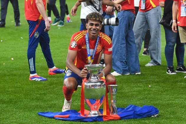 Fussball, Herren, Saison 2023 24, UEFA EURO, EM, Europameisterschaft,Fussball EM 2024, Finale in Berlin, Spanien - England, Lamine Yamal (Spanien) mit dem Pokal der UEFA Europameisterschaft und als Youngstar der Europameisterschaft , 14.07. 2024, Copyright: xSebastianxRäppold MatthiasxKochx