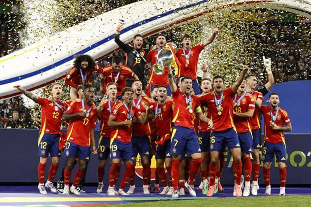 BERLIN - (l-r) Spain goalkeeper David Raya, Dani Carvajal of Spain, Robin Le Normand of Spain, Nacho of Spain, Daniel Vivian of Spain, Mikel Merino of Spain, Alvaro Morata of Spain, Fabian Ruiz of Spain, Joselu of Spain, Dani Olmo of Spain, Ferran Torres of Spain. Alejandro Grimaldo of Spain, Spain goalkeeper Alejandro Remiro, Aymeric Laporte of Spain, Alex Baena of Spain, Rodri of Spain, Nico Williams of Spain, Martin Zubimendi of Spain, Lamine Yamal of Spain, Pedri of Spain, Mikel Oyarzabal of Spain, Jesus Navas of Spain, Spain goalkeeper Unai Simon, Marc Cucurella of Spain, Fermin Lopez of Spain, Ayoze Perez of Spain with the Henri Delaunay trophy, coupe Henri Delaunay during the UEFA EURO, EM, Europameisterschaft,Fussball 2024 Final match between Spain and England at the Olympiastadion on July 14, 2024 in Berlin, Germany. ANP Hollandse Hoogte MAURICE VAN STEEN UEFA EURO 2024 FINAL 2024 xVIxANPxSportx xVanxSteenxFotografiexIVx 503488655 originalFilename: 503488655.jpg
