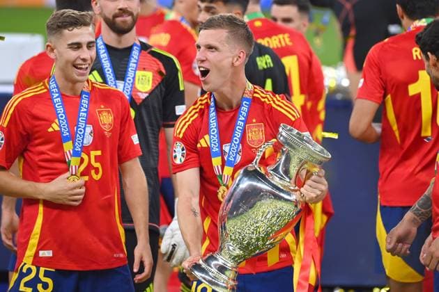v.re:Dani OLMO (ESP), Fermin LOPEZ (ESP) mit Pokal,Cup,Trophaee, Jubel,Freude,Begeisterung, Siegerehrung, FINALE Spanien (ESP) - England (ENG) 2-1 am 14.07.2024, Olympiastadion Berlin. Fussball UEFA EURO, EM, Europameisterschaft,Fussball 2024 GERMANY vom 14.06.2024 - 14.07.2024.