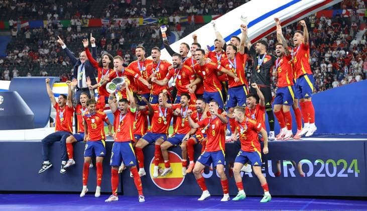 Spanien - England UEFA EURO, EM, Europameisterschaft,Fussball 2024 Finale Berlin, 14.07.2024, Olympiastadion, UEFA EURO 2024 Germany, Finale, Spanien ESP - England ENG 2:1 (1:0) , Im Bild: Spanien ist Europameister der UEFA Euro 2024. Jubel Spanien.Sigerehrung, Teamfoto mit Pokal. ,