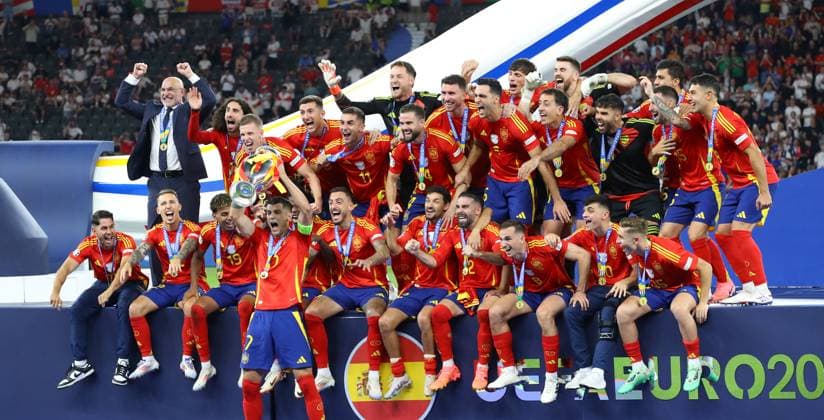 Spanien - England UEFA EURO, EM, Europameisterschaft,Fussball 2024 Finale Berlin, 14.07.2024, Olympiastadion, UEFA EURO 2024 Germany, Finale, Spanien ESP - England ENG 2:1 (1:0) , Im Bild: Spanien ist Europameister der UEFA Euro 2024. Jubel Spanien.Sigerehrung, Teamfoto mit Pokal. ,