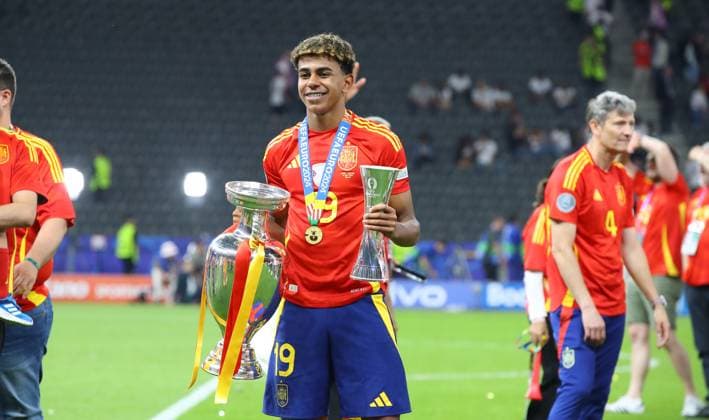 Spanien - England UEFA EURO, EM, Europameisterschaft,Fussball 2024 Finale Berlin, 14.07.2024, Olympiastadion, UEFA EURO 2024 Germany, Finale, Spanien ESP - England ENG 2:1 (1:0) , Im Bild: Spanien ist Europameister der UEFA Euro 2024. Jubel Spanien. Lamine Yamal (19, ESP) mit dem Siegerpokal. ,