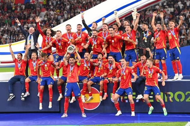 Teamfoto,Team,Mannschaft,Mannschaftsfoto, Alvaro MORATA (ESP) mit Pokal,Cup,Trophaee, Jubel,Freude,Begeisterung, Siegerehrung, FINALE Spanien (ESP) - England (ENG) 2-1 am 14.07.2024, Olympiastadion Berlin. Fussball UEFA EURO, EM, Europameisterschaft,Fussball 2024 GERMANY vom 14.06.2024 - 14.07.2024.