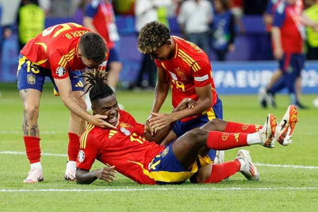 GER, Berlin, Fussball, Spanien vs England, Finale, Olympiastadion Berlin, UEFA EURO, EM, Europameisterschaft,Fussball 2024, v.l. Alex Baena (Spanien), Nico Williams (Spanien), Lamine Yamal (Spanien), Teamjubel, feiern, Sieg, Freude, Jubel, jubilierend, gewonnen, Sieger, Europameister, Gewinner, 4 malig, Rekord, Endstand 2:1, 14.07.2024, Copyright: HMBxMedia HeikoxBecker
