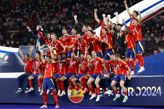 GER, Berlin, Fussball, Spanien vs England, Finale, Olympiastadion Berlin, UEFA EURO, EM, Europameisterschaft,Fussball 2024, Siegerfoto, Siegerehrung, feiern, Sieg, Freude, Jubel, jubilierend, gewonnen, Sieger, Europameister, Gewinner, 4 malig, Rekord, Endstand 2:1, 14.07.2024, Copyright: HMBxMedia HeikoxBecker