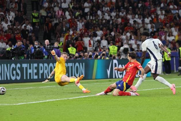 Tor zum 2:1 durch Mikel Oyarzabal (Spanien, Nr. 21), Tor zum Sieg, Torwart Jordan Pickford (England, Nr. 1) hat keine Chance,Finale EM 2024, M51, ESP - ENG, Fussball Europameisterschaft, Endspiel Spanien gegen England, Final European Football Championship, Spain vs. England, Berlin, 14.07.2024, -