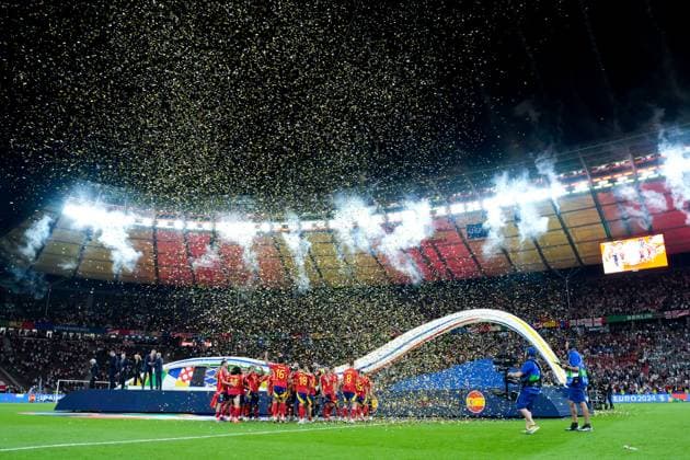 Berlin, Germany, July 14th 2024: Alvaro Morata (7 Spain) and players of Spain including Daniel Carvajal, Lamine Yamal, Dani Olmo, Ferran Torres, Jesus Navas, Nico Williams, Rodri and others celebrate the victory of the Final during the ceremony after the UEFA EURO, EM, Europameisterschaft,Fussball 2024 Germany Final football match between Spain and England at Olympiastadion in Berlin, Germany. (Daniela Porcelli SPP) Copyright: xDanielaxPorcellix xSPPx spp-en-DaPoSp-20240714-_DP14833