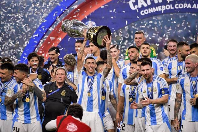 2024-07-15 Argentina v Colombia - CONMEBOL Copa America USA 2024 MIAMI GARDENS, UNITED STATES - JULY 15: Franco Armani of Argentina, Lucas Martinez Quarta of Argentina, Nico Tagliafico of Argentina, Gonzalo Montiel of Argentina, Leandro Paredes of Argentina, German Pezzella of Argentina, Rodrigo De Paul of Argentina, Marcos Acuna of Argentina, Julian Alvarez of Argentina, Lionel Messi of Argentina, Angel Di Maria of Argentina, Geronimo Rulli of Argentina, Cristian Romero of Argentina, Exequiel Palacios of Argentina, Nicolas Gonzalez of Argentina, Giovani Lo Celso of Argentina, Alejandro Garnacho of Argentina, Guido Rodriguez of Argentina, Nicolas Otamendi of Argentina, Alexis Mac Allister of Argentina, Valentin Carboni of Argentina, Lautaro Martinez of Argentina, Emiliano Martinez of Argentina, Enzo Fernandez of Argentina, Lisandro Martinez of Argentina and Nahuel Molina of Argentina with trophy during the CONMEBOL Copa America USA 2024 match between Argentina and Colombia at Hard Rock Stadium on July 15, 2024 in Miami Gardens, United States. (Photo by Pablo Morano BSR Agency) Miami Gardens United States Content not available for redistribution in The Netherlands directly or indirectly through any third parties. Copyright: xBSRxAgencyx