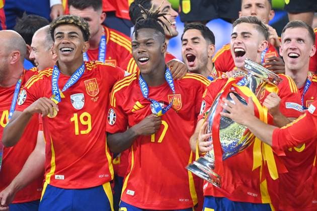 v.li:Yamal LAMINE (ESP), Nico WILLIAMS (ESP), Fermin LOPEZ (ESP) mit Pokal,Cup,Trophaee, Jubel,Freude,Begeisterung, Siegerehrung. FINALE Spanien (ESP) - England (ENG) 2-1 am 14.07.2024, Olympiastadion Berlin. Fussball UEFA EURO, EM, Europameisterschaft,Fussball 2024 GERMANY vom 14.06.2024 - 14.07.2024.