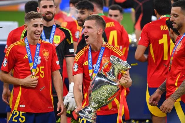Dani OLMO (ESP) mit Pokal,Cup,Trophaee, Jubel,Freude,Begeisterung, li:Fermin LOPEZ (ESP), Siegerehrung, FINALE Spanien (ESP) - England (ENG) 2-1 am 14.07.2024, Olympiastadion Berlin. Fussball UEFA EURO, EM, Europameisterschaft,Fussball 2024 GERMANY vom 14.06.2024 - 14.07.2024.