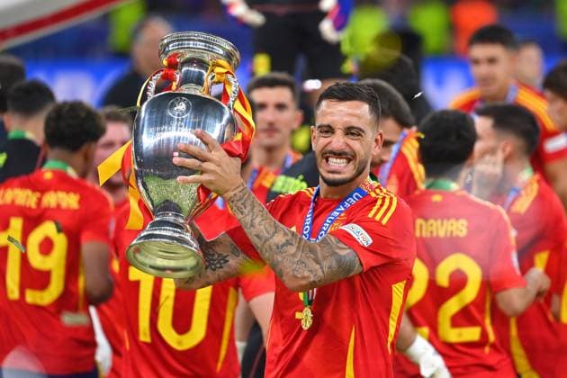 JOSELU (ESP) mit Pokal,Cup,Trophaee, Jubel,Freude,Begeisterung, Siegerehrung, FINALE Spanien (ESP) - England (ENG) 2-1 am 14.07.2024, Olympiastadion Berlin. Fussball UEFA EURO, EM, Europameisterschaft,Fussball 2024 GERMANY vom 14.06.2024 - 14.07.2024.